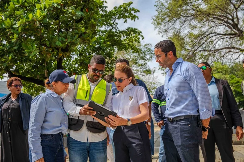 Carolina Mejía supervisa los avances del remozamiento del parque Enriquillo Carolina Mejía supervisa los avances del remozamiento del parque Enriquillo