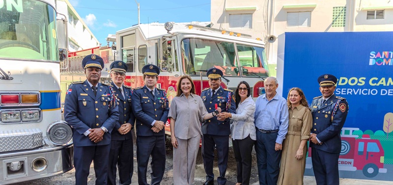 Carolina Mejía entrega dos camiones para fortalecer capacidad del Cuerpo de Bomberos del DN Carolina Mejía entrega dos camiones para fortalecer capacidad del Cuerpo de Bomberos del DN