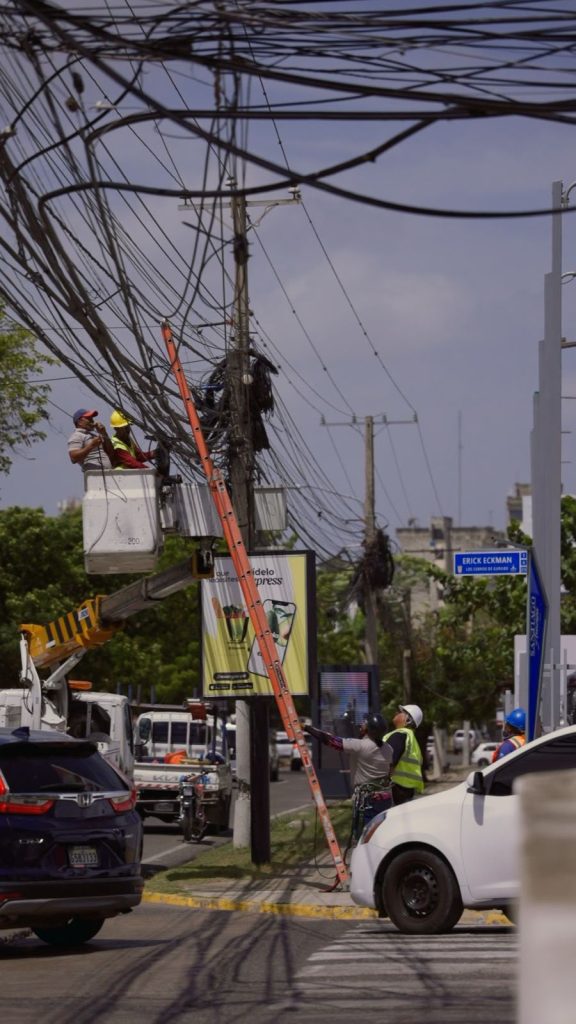 Alcaldía de Santiago llama a regularizar cableado y retira tendidos en desuso Alcaldía de Santiago llama a regularizar cableado y retira tendidos en desuso