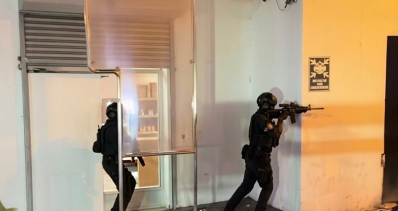 Salcedo vivió anoche una intensa jornada de enfrentamientos entre patrullas militares y policiales con manifestantes que apoyan la huelga que se desarrolla aquí Salcedo vivió anoche una intensa jornada de enfrentamientos entre patrullas militares y policiales con manifestantes que apoyan la huelga que se desarrolla aquí