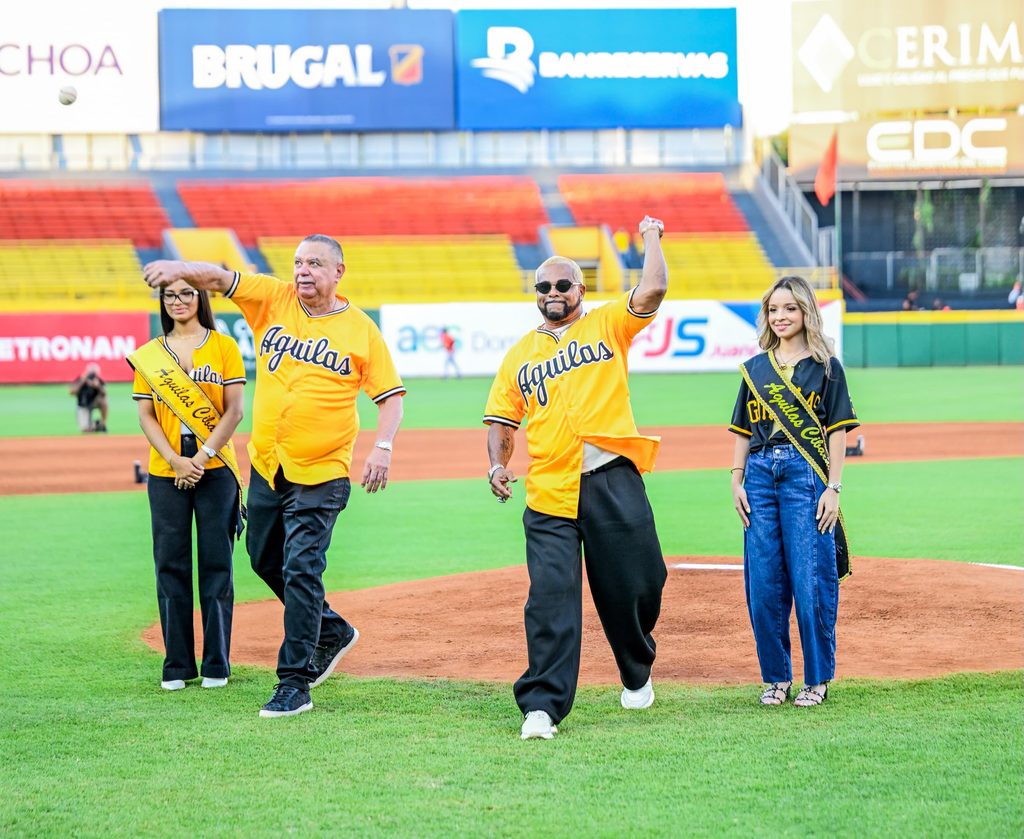 felix fermin y luis polonia lanzan la primera bola acompanado de las madrinas de las aguilas eljacagueo