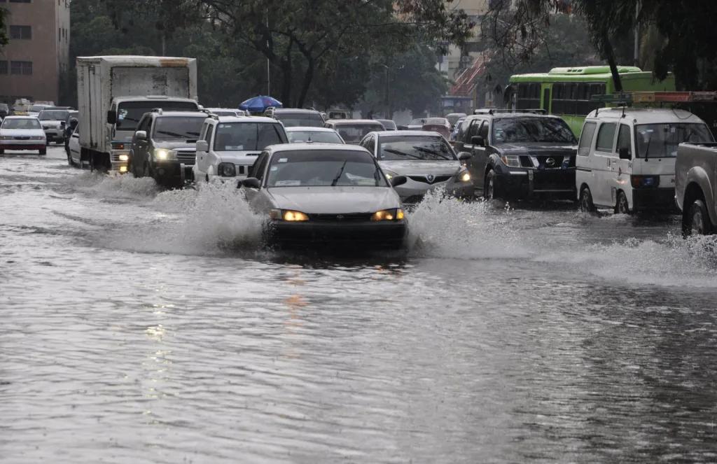 COE eleva alerta verde a 10 provincias y el Distrito Nacional por lluvias de onda tropical y vaguada