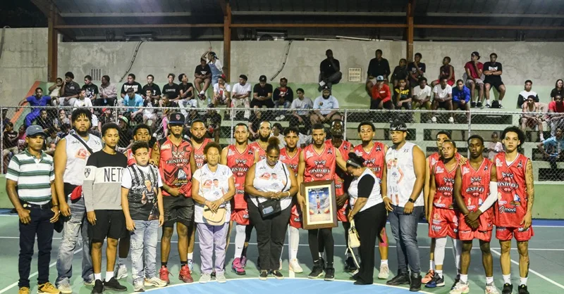 Cristo Rey y Madeja pican en la delantera basket superior de Madeja copa Pescadería Wanda Directivos y jugadores del quinteto Cristo Rey realizan un homenaje póstumo a los familiares del extinto jugador Anly Mendoza.